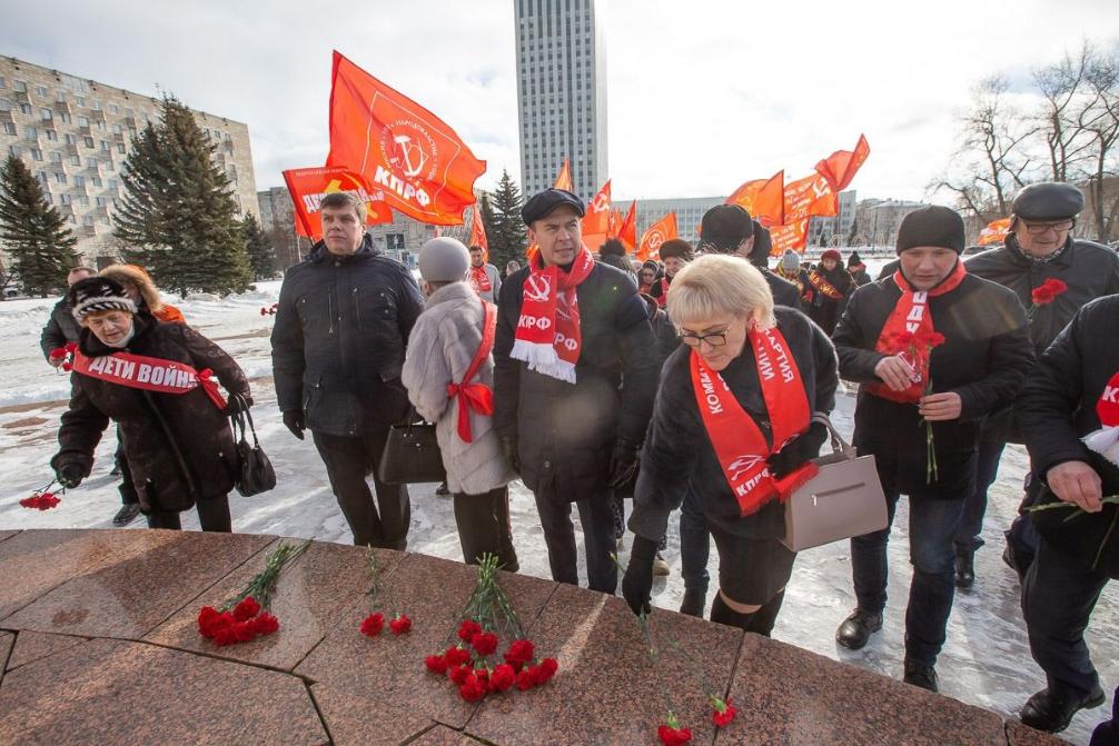 Участники семинара-совещания КПРФ возложили цветы к памятнику Ленину и Вечному огню
