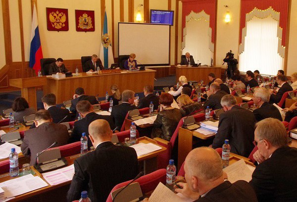 Лидер фракции КПРФ Александр Новиков отметил три основных момента завершившейся сессии