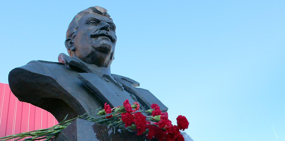 Коммунисты Архангельска возложили цветы к памятнику И.В. Сталину в день столетия Красной Армии