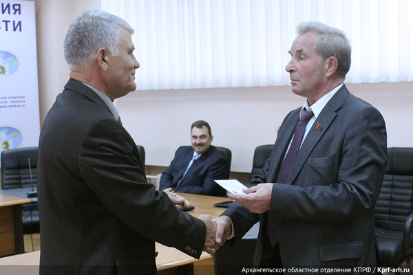 Депутаты КПРФ в областном Собрании получили депутатские удостоверения