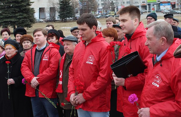 Коммунисты Архангельска возложили цветы к памятнику В.И. Ленина