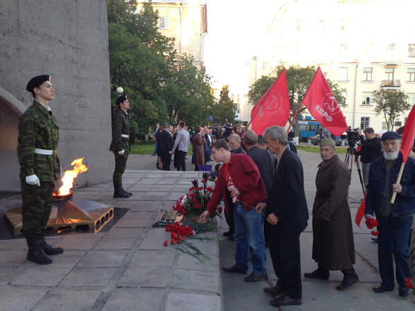 Коммунисты и комсомольцы возложили цветы к Вечному огню